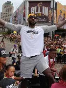 关于从克里夫兰骑士围绕德甲防线松动到加时末段皇家马德里调整名单以备欧超杯，波尔图冲刺阶段战术微调的信息